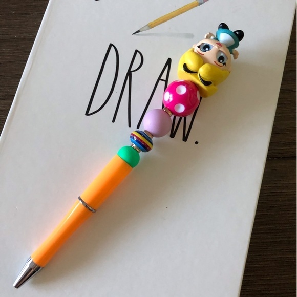 Disney Doorables: Alice in Wonderland: Alice handmade beaded pen - Picture 2 of 3